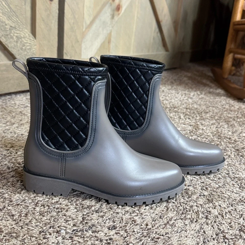 Bernardo Zola taupe color quilted rain boots Made in Brazil Size 7